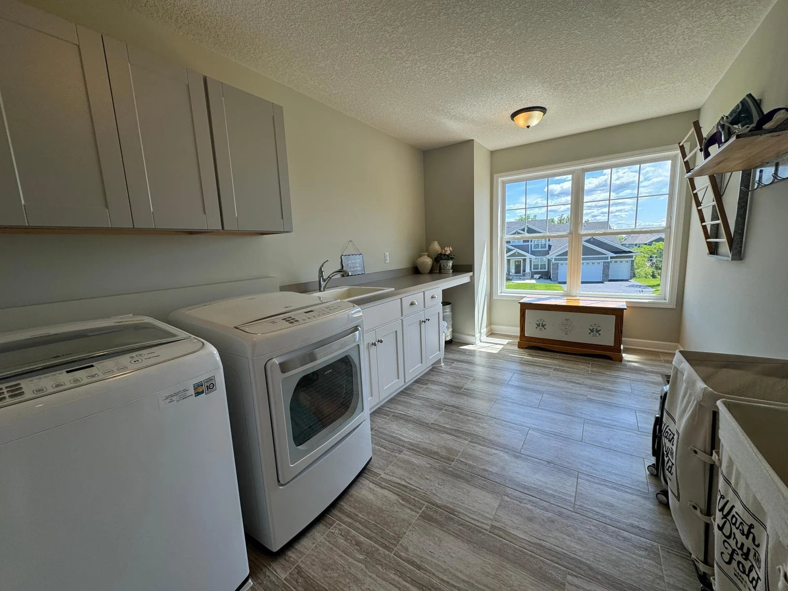 Managing the laundry is a breeze in this huge laundry room!