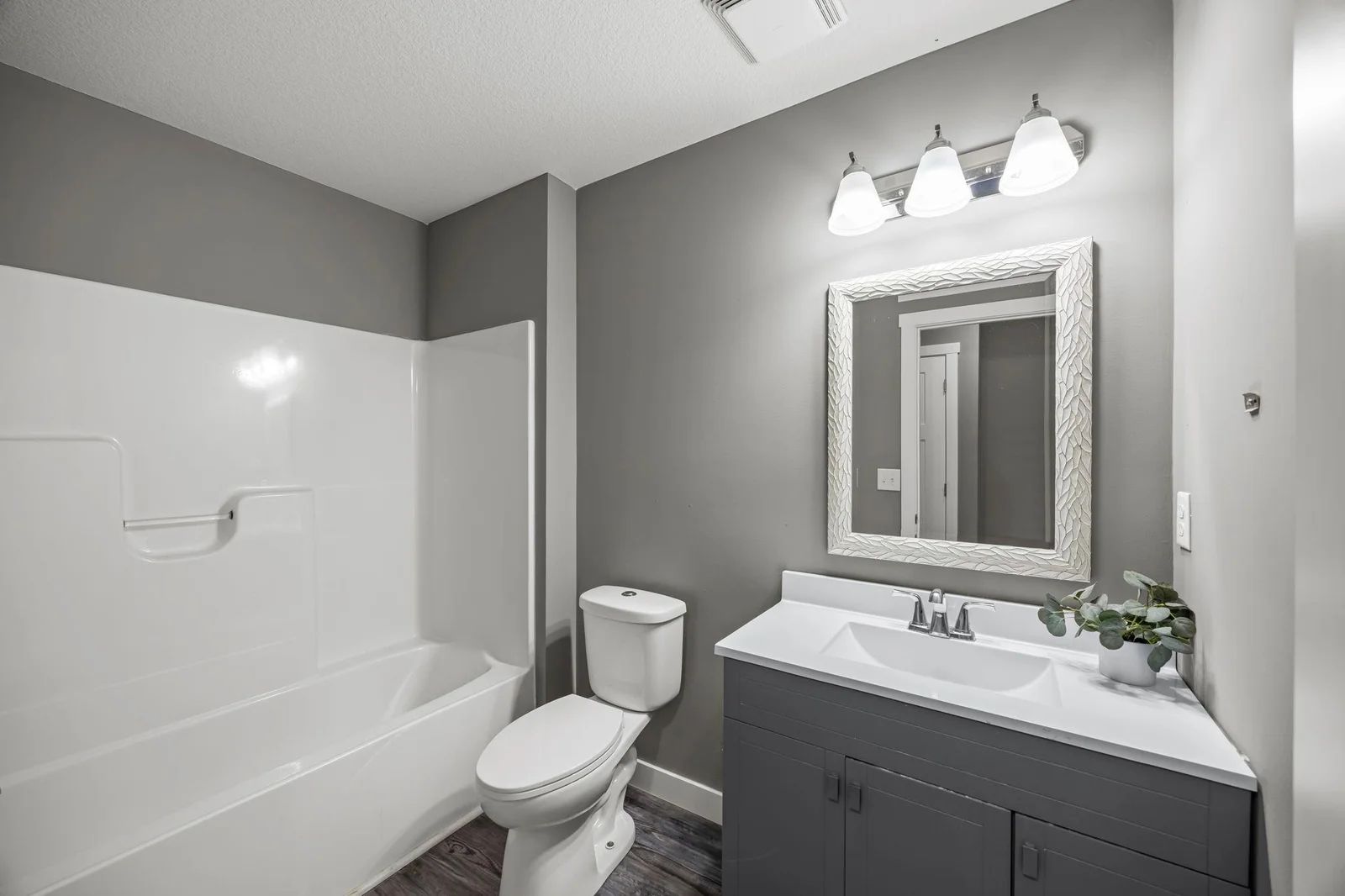 Upper level full bathroom