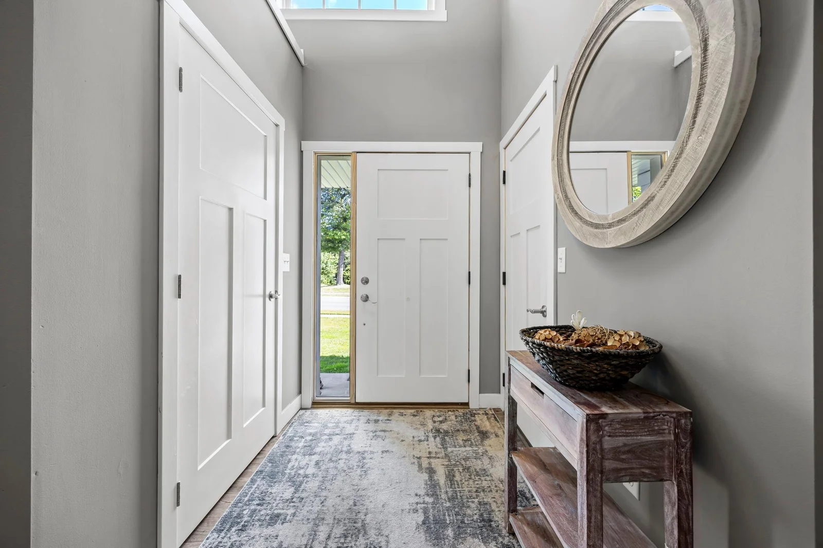 Large welcoming foyer w/storage