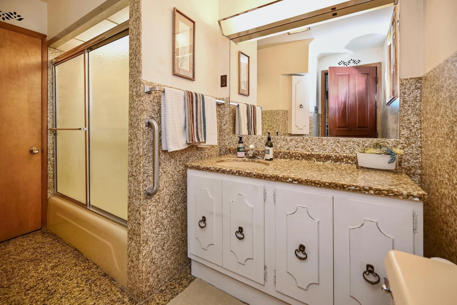 9 Bathroom.jpg