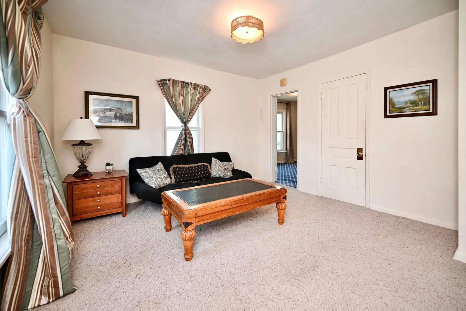 14 UL Living Room I.jpg