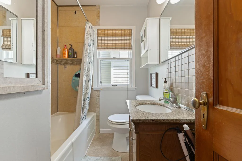 Main floor full bathroom
