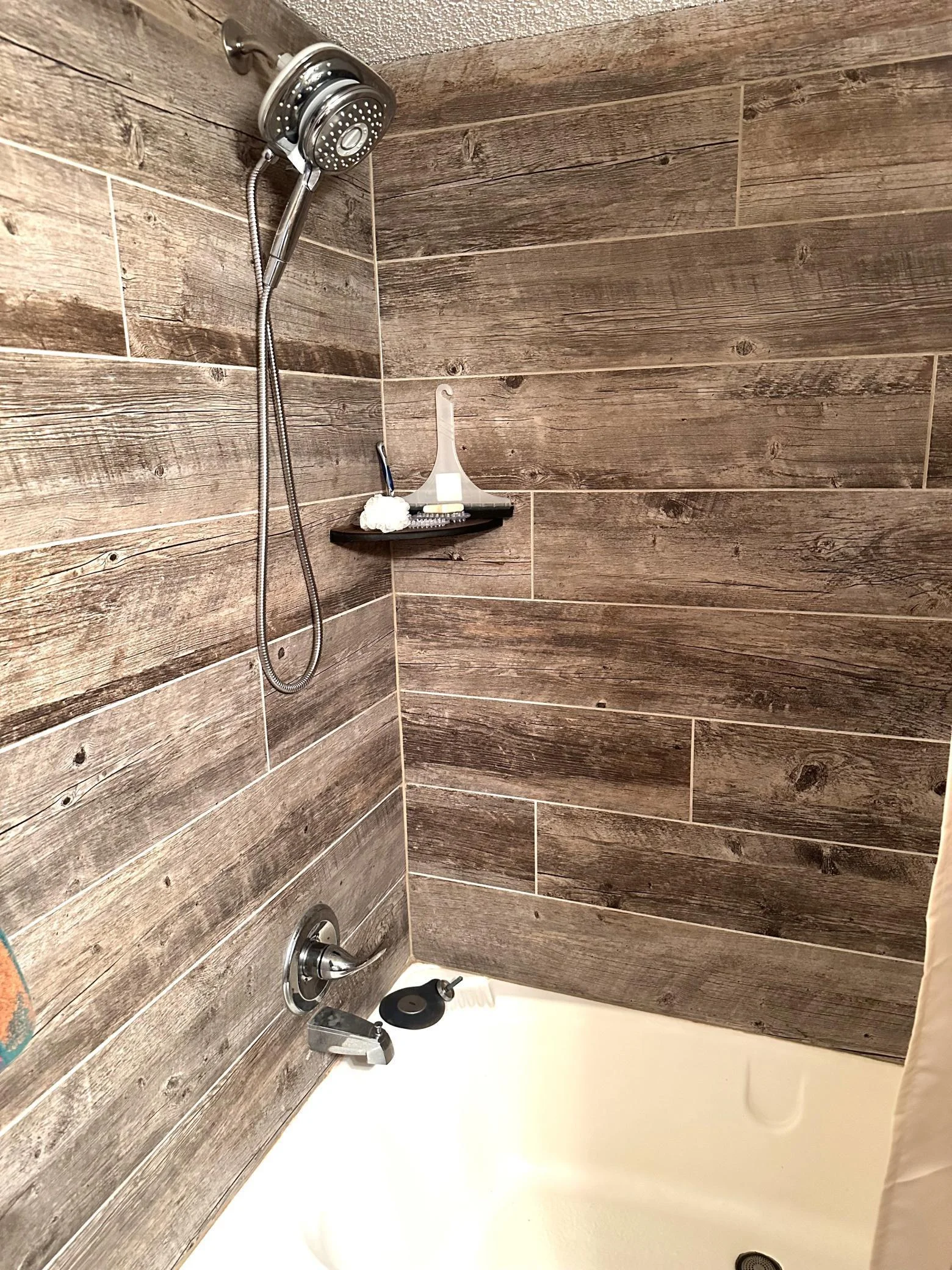 Beutifully updated tub surround