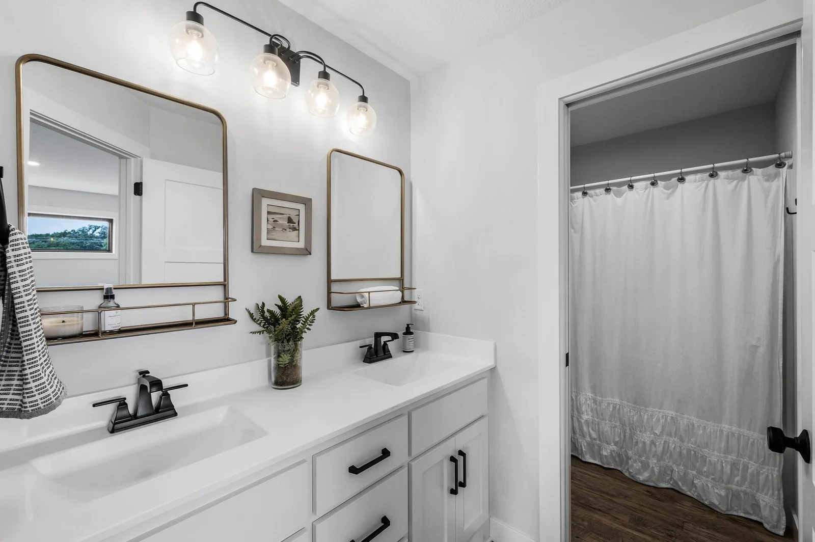 Shared full bathroom upstairs! Have you checked out the 3D tour yet?