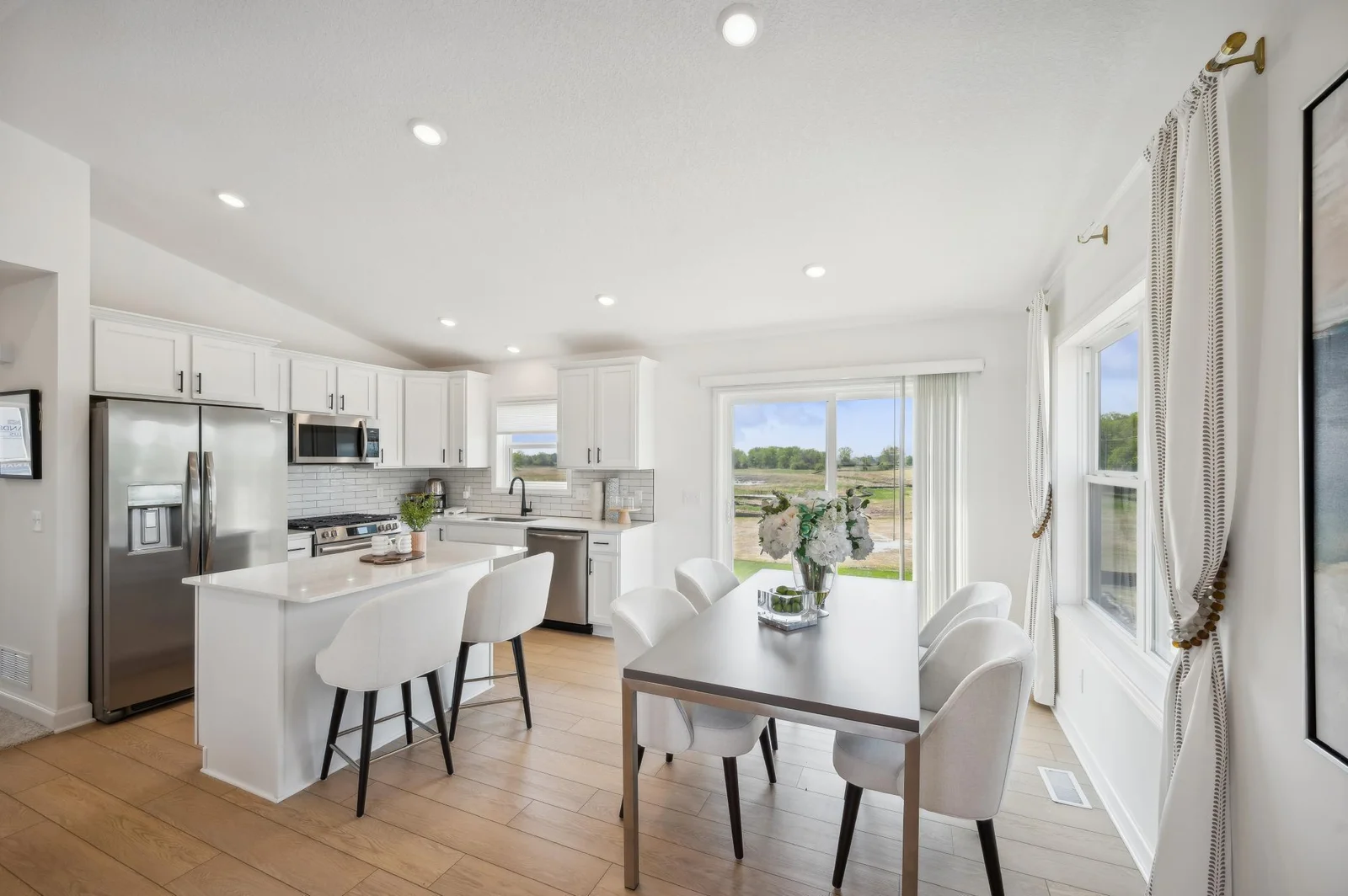 (Photo of the model home, actual finishes may vary)