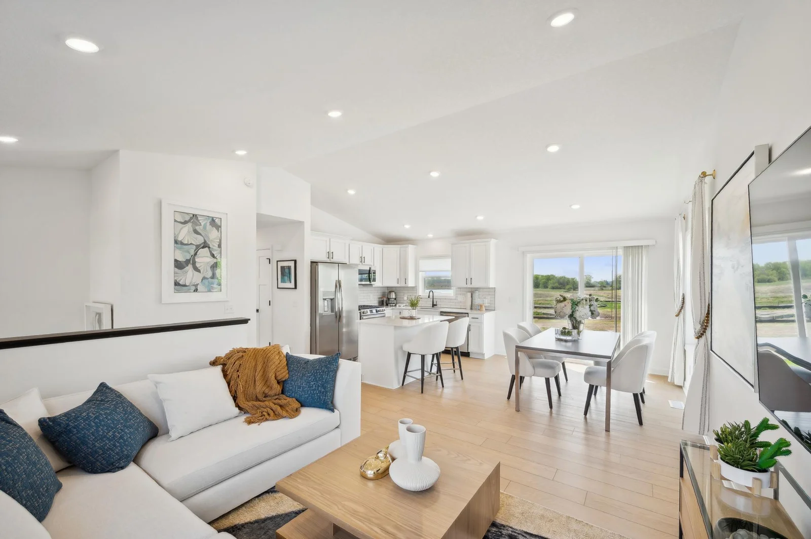 (Photo of the model home, actual finishes may vary)