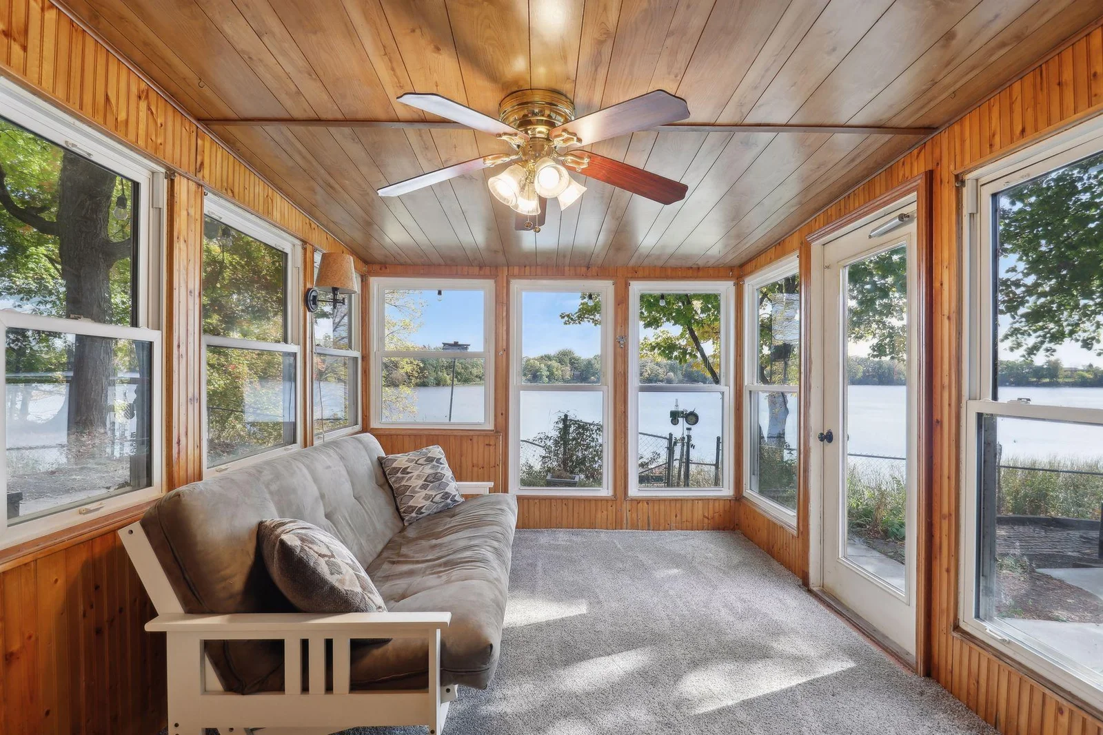 Sun room Lake side!