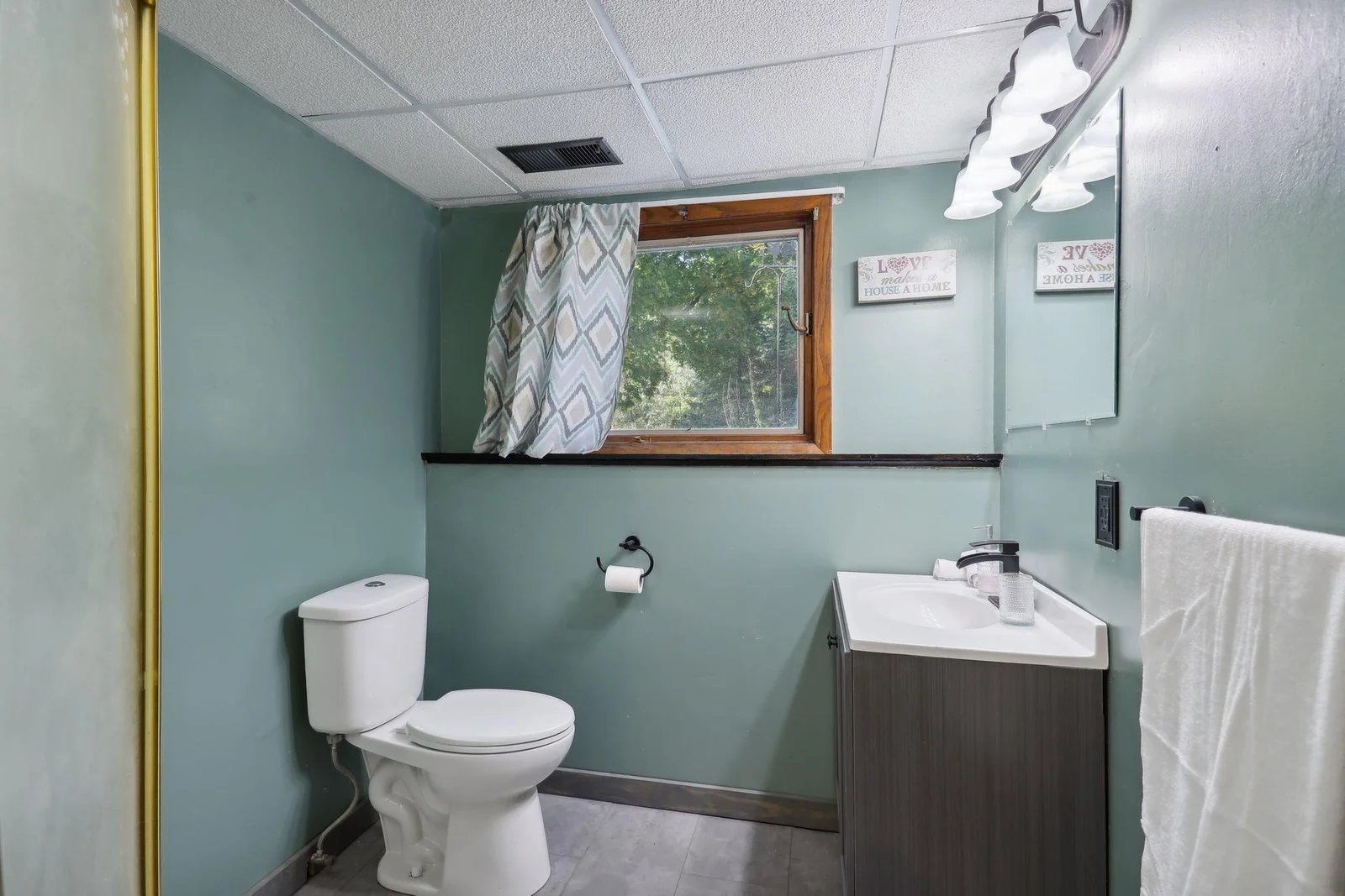 Lower level 3/4 bath
