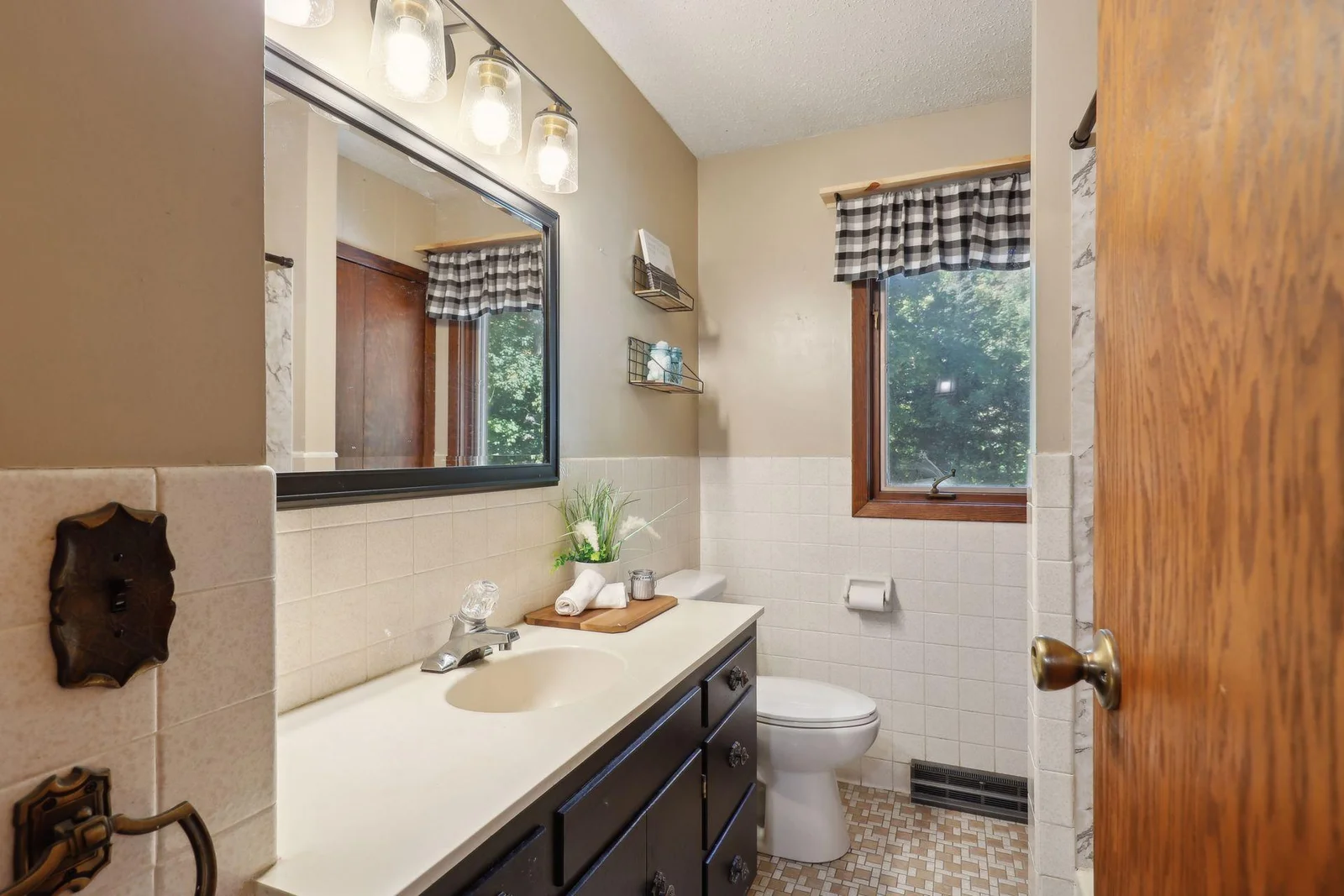 Full Bath in upper level. Notice counter top space!