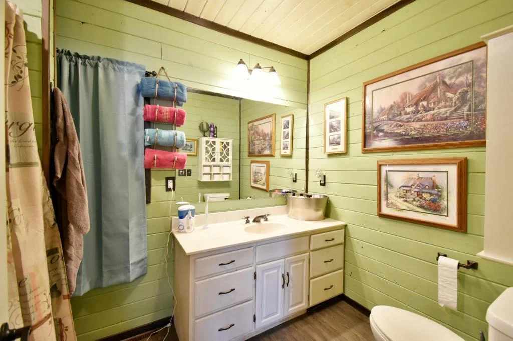 bathroom 1.jpg