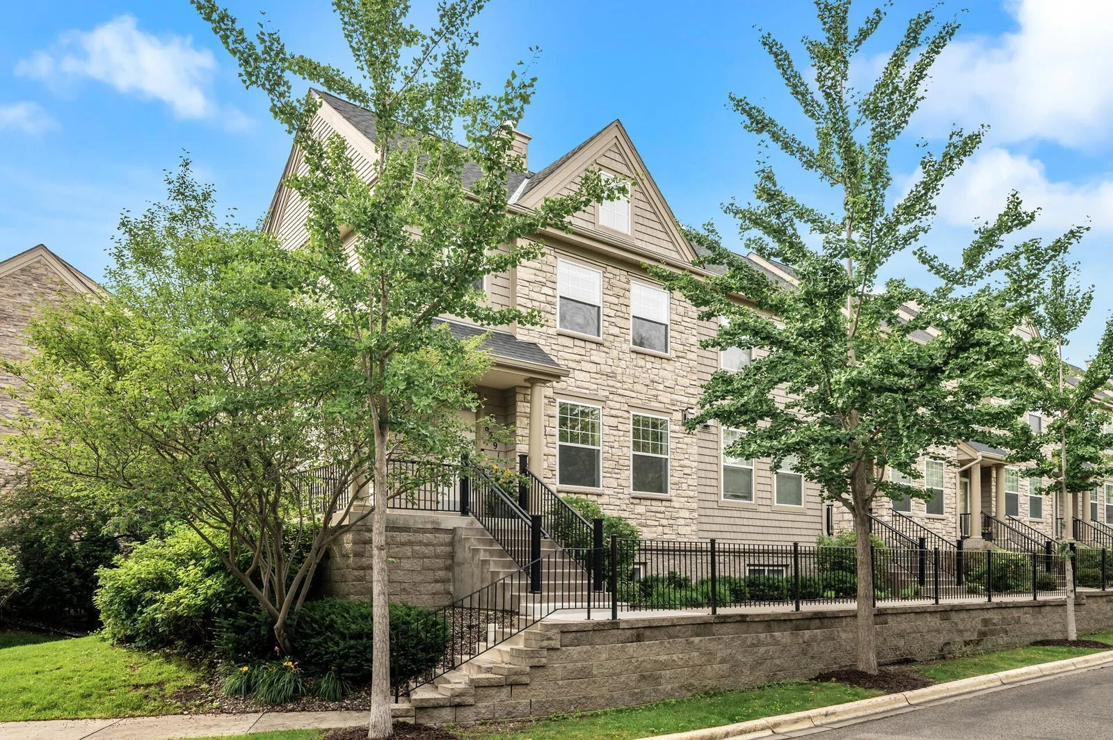 8291 Labont Way, Eden Prairie