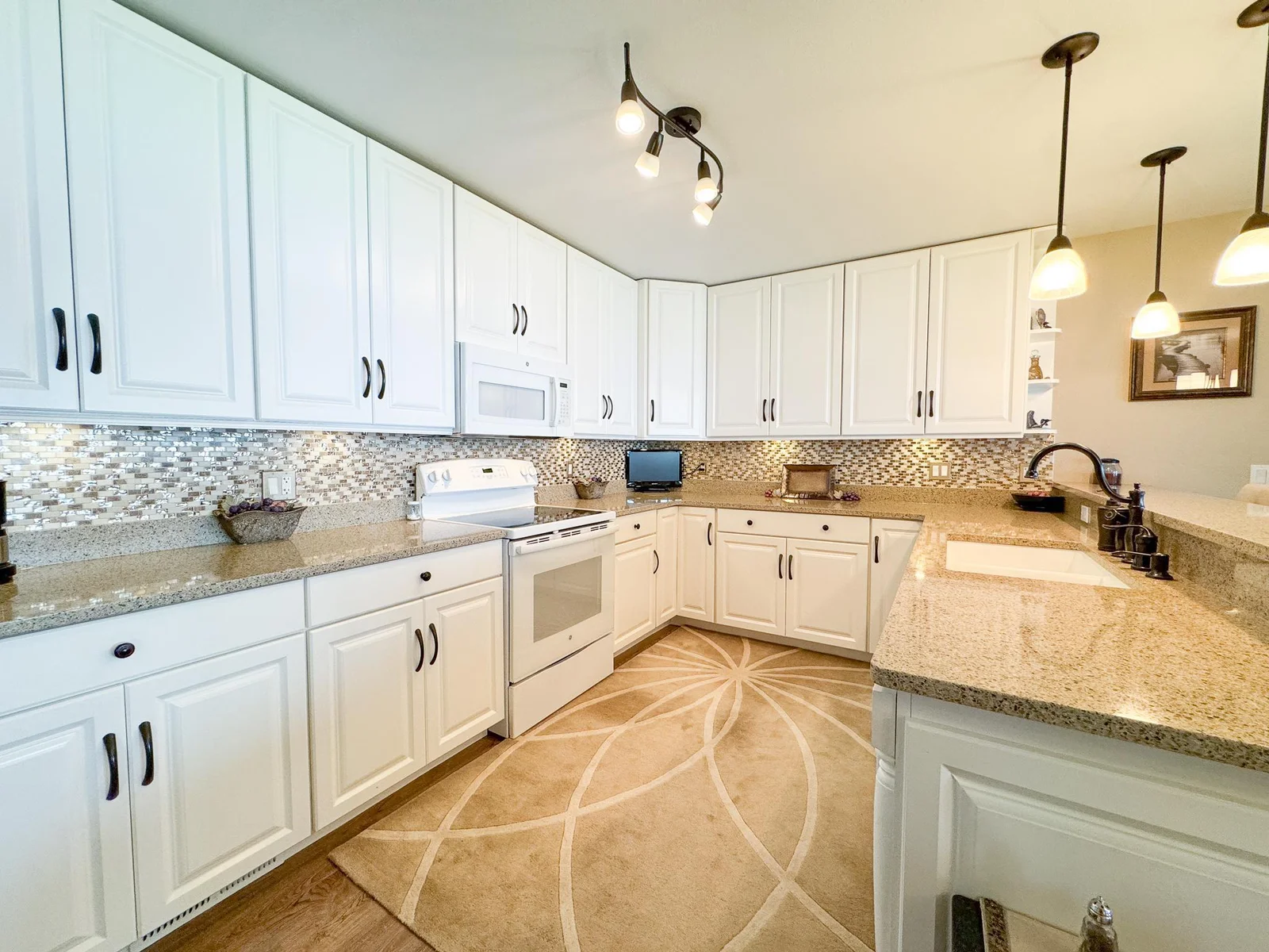 Kitchen 2.jpg