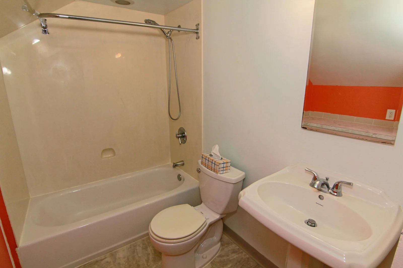 Upper level full bath.