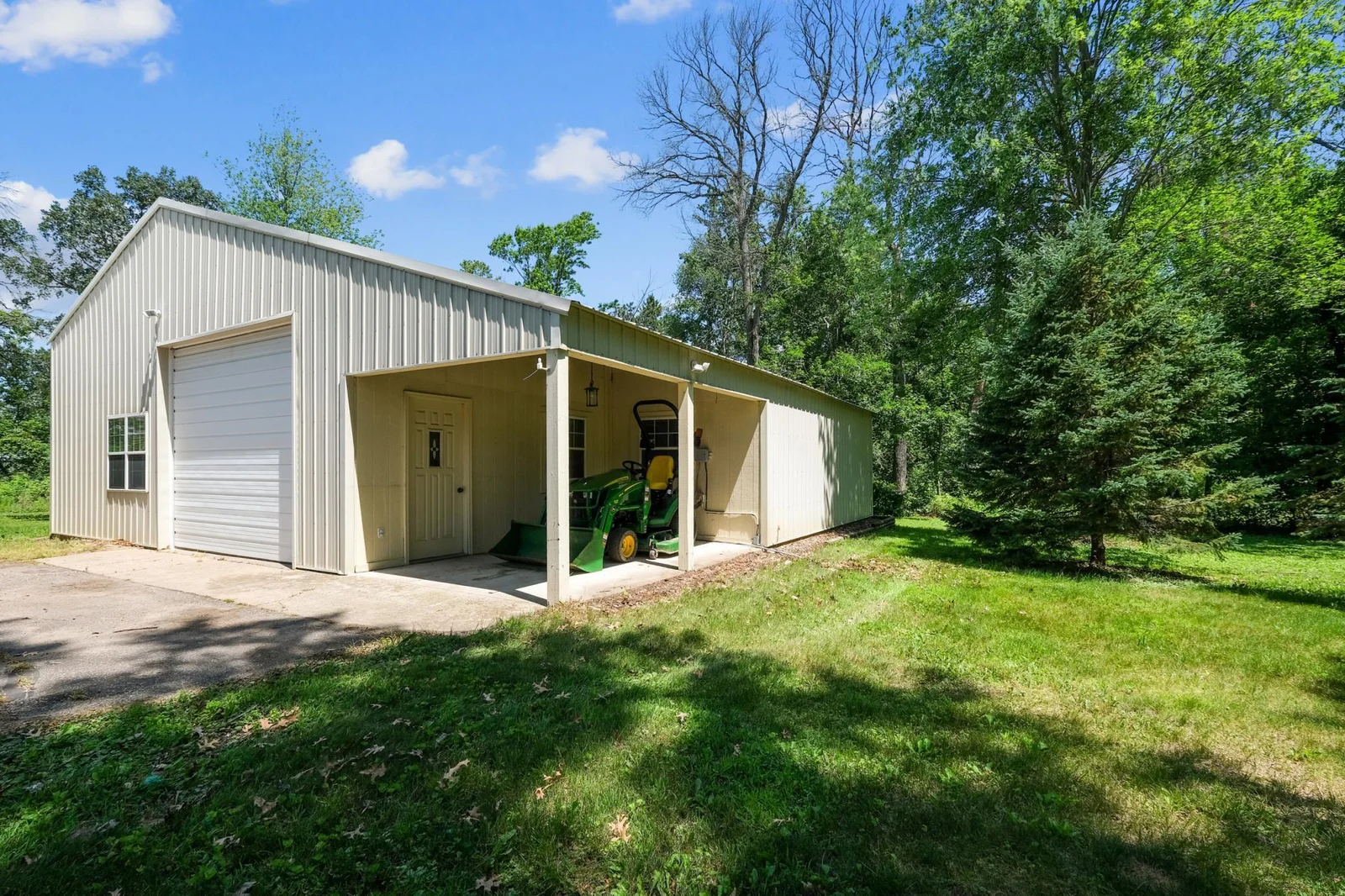Detached garage/workshop