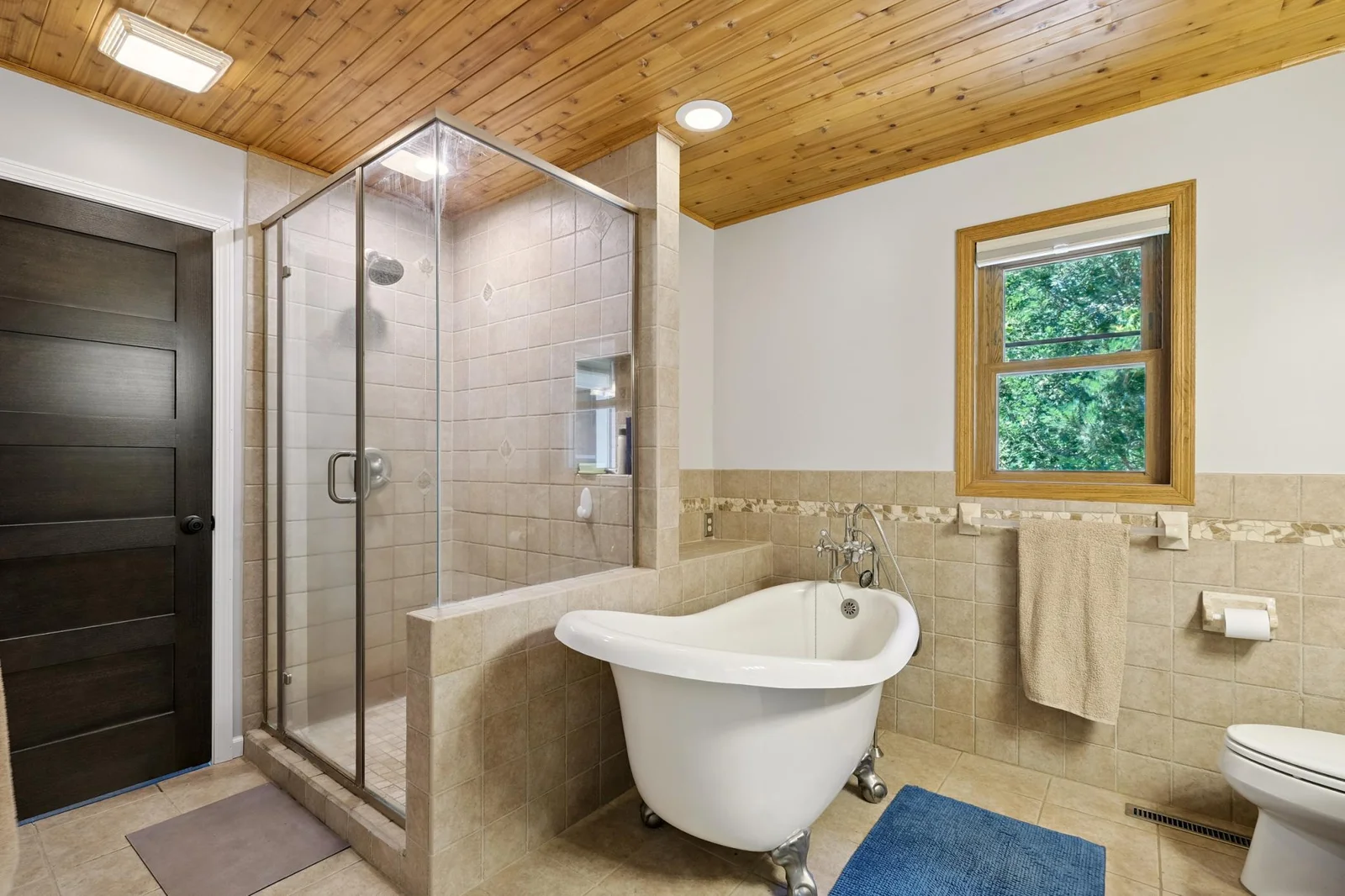 Main level full bath