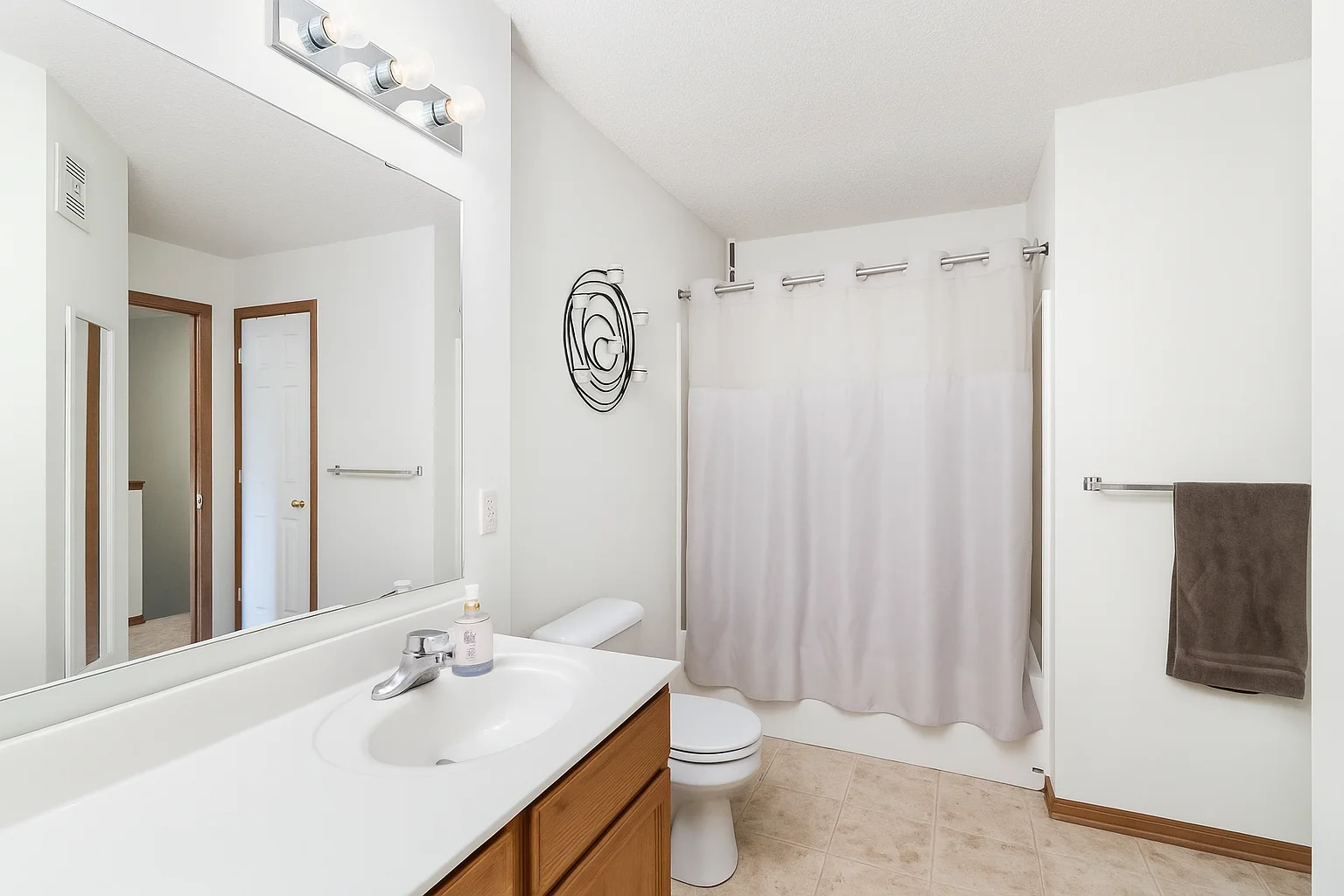 Upper Bathroom.png