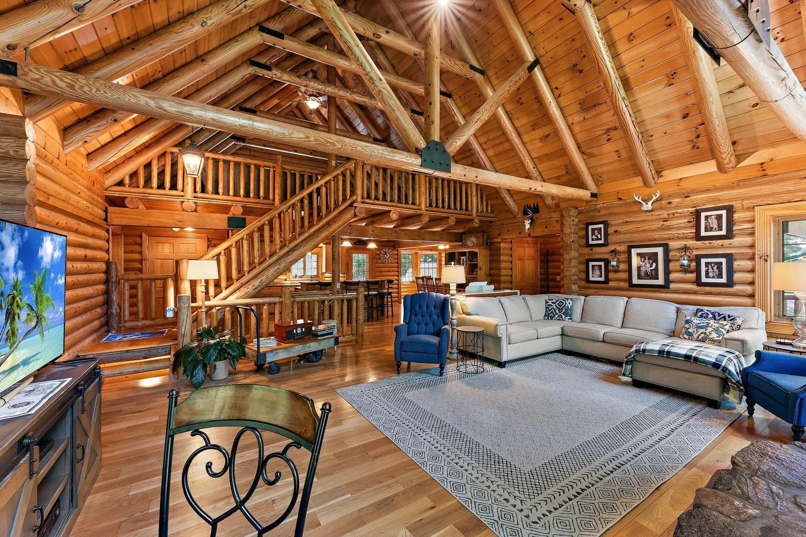 Open floor plan with the vaulted ceiling