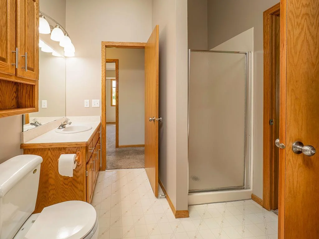 Main floor walk-thru bath.jpg