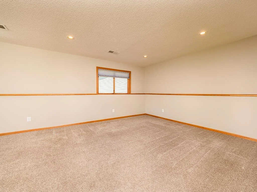 LL third bedroom (3).jpg