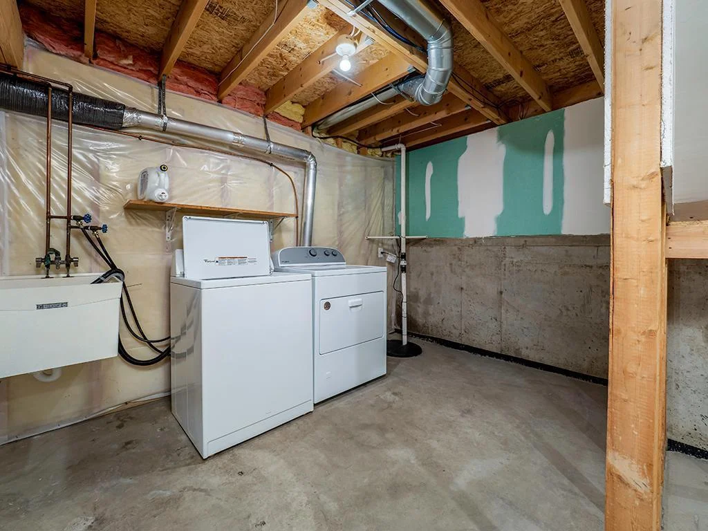 Laundry with sink.jpg