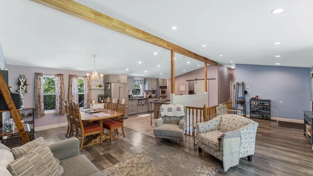 Open Floor Plan! Great for Entertaining!