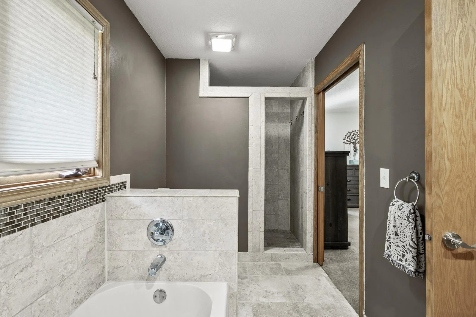 Welcome HOME to 19396 Auburn St NW!