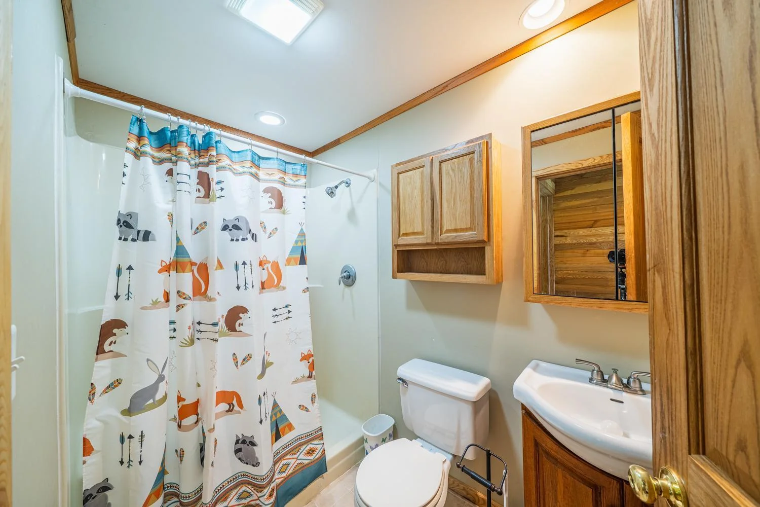 Cabin2 bathrm.jpg