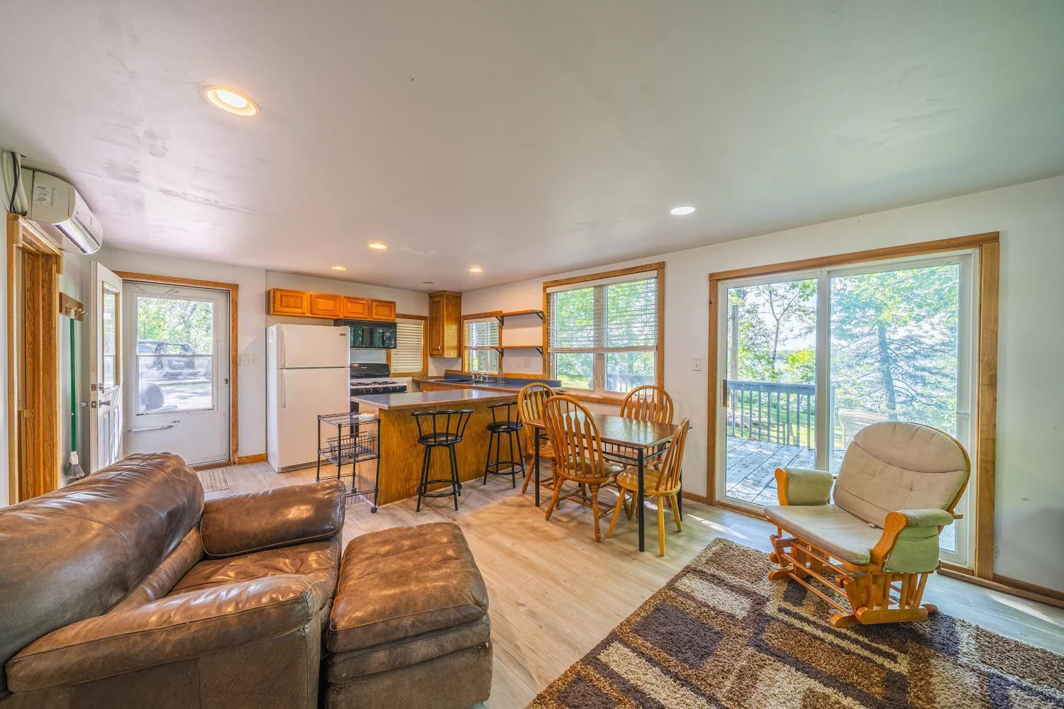 Cabin2 livingrm.jpg