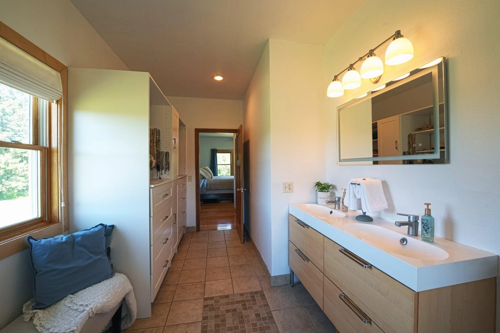 Another view of the ensuite.