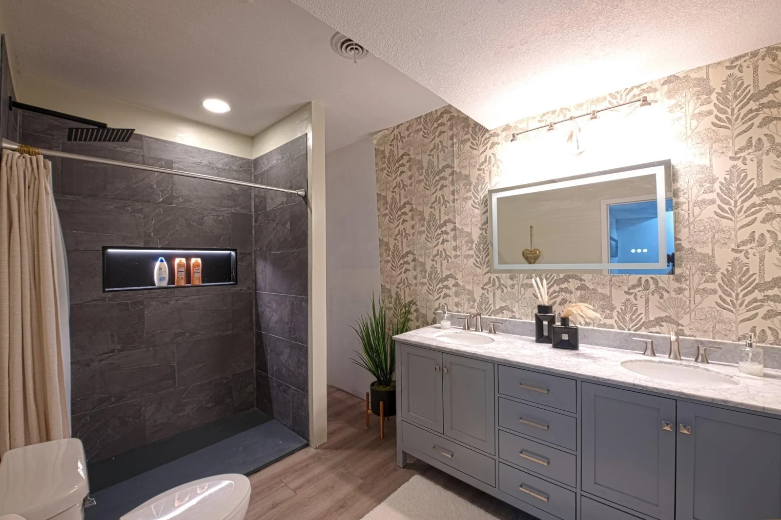LL bathroom - Check out that great shower!