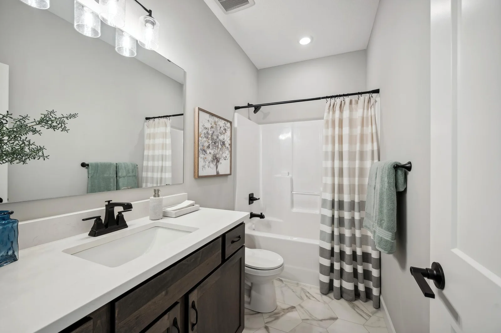 14. Main Bathroom.jpg