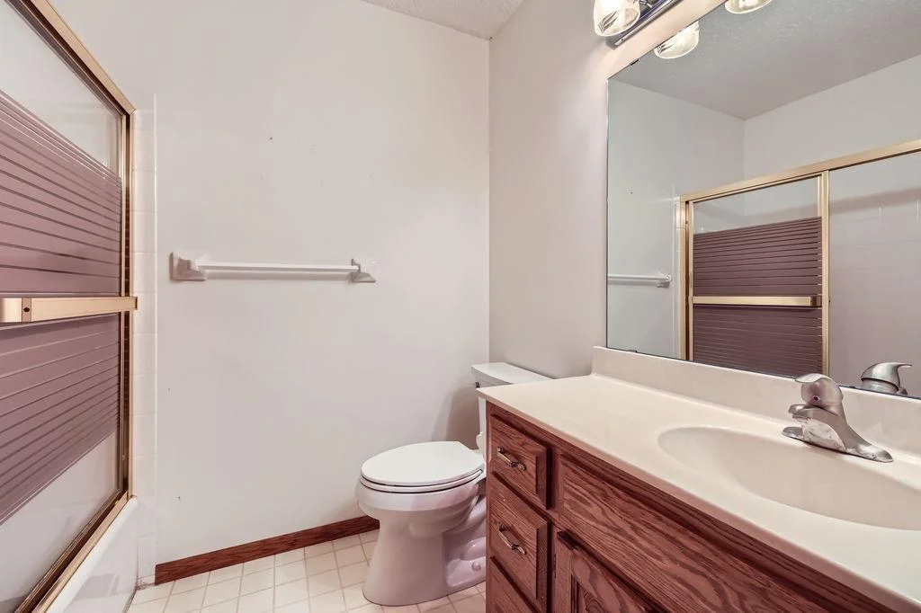 Full bathroom on the main level.