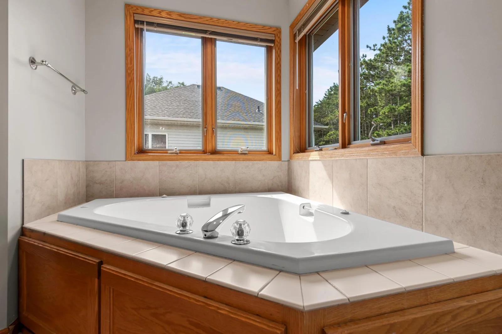 Large ensuite tub