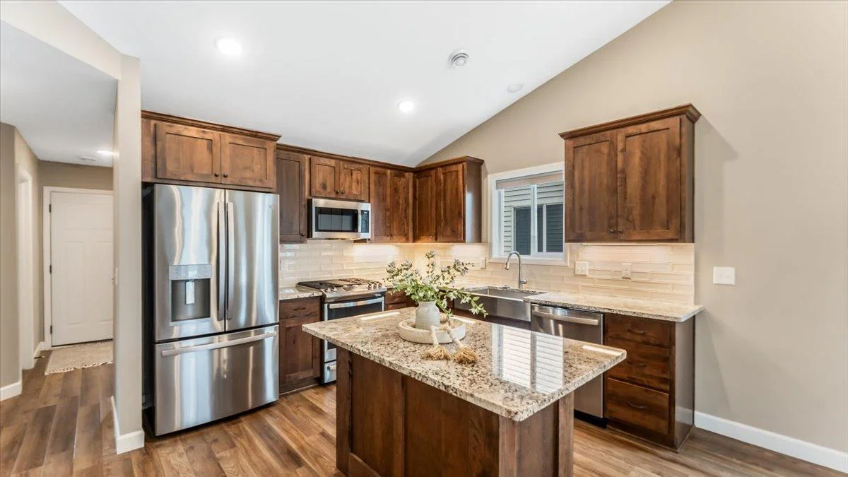 Beautifully constructed and well kept kitchen. Modern and open space.
