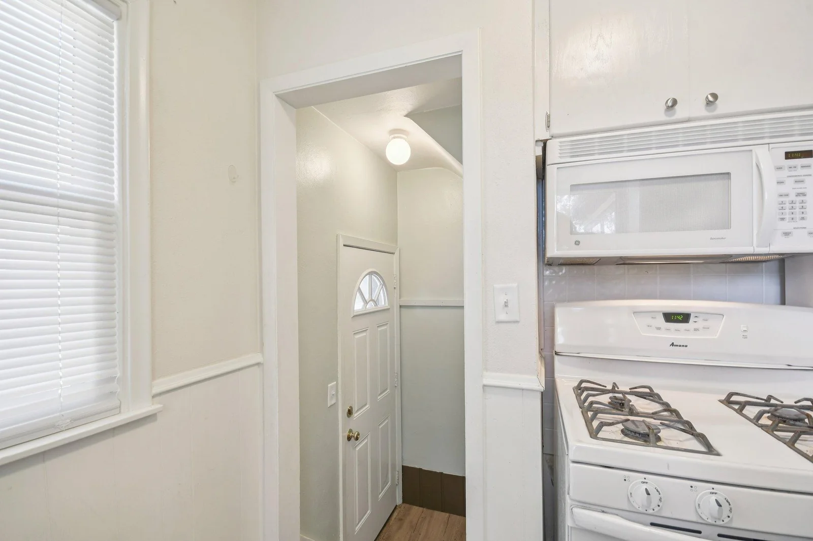 15-web-or-mls-Butler Ave-S1507-015.jpg