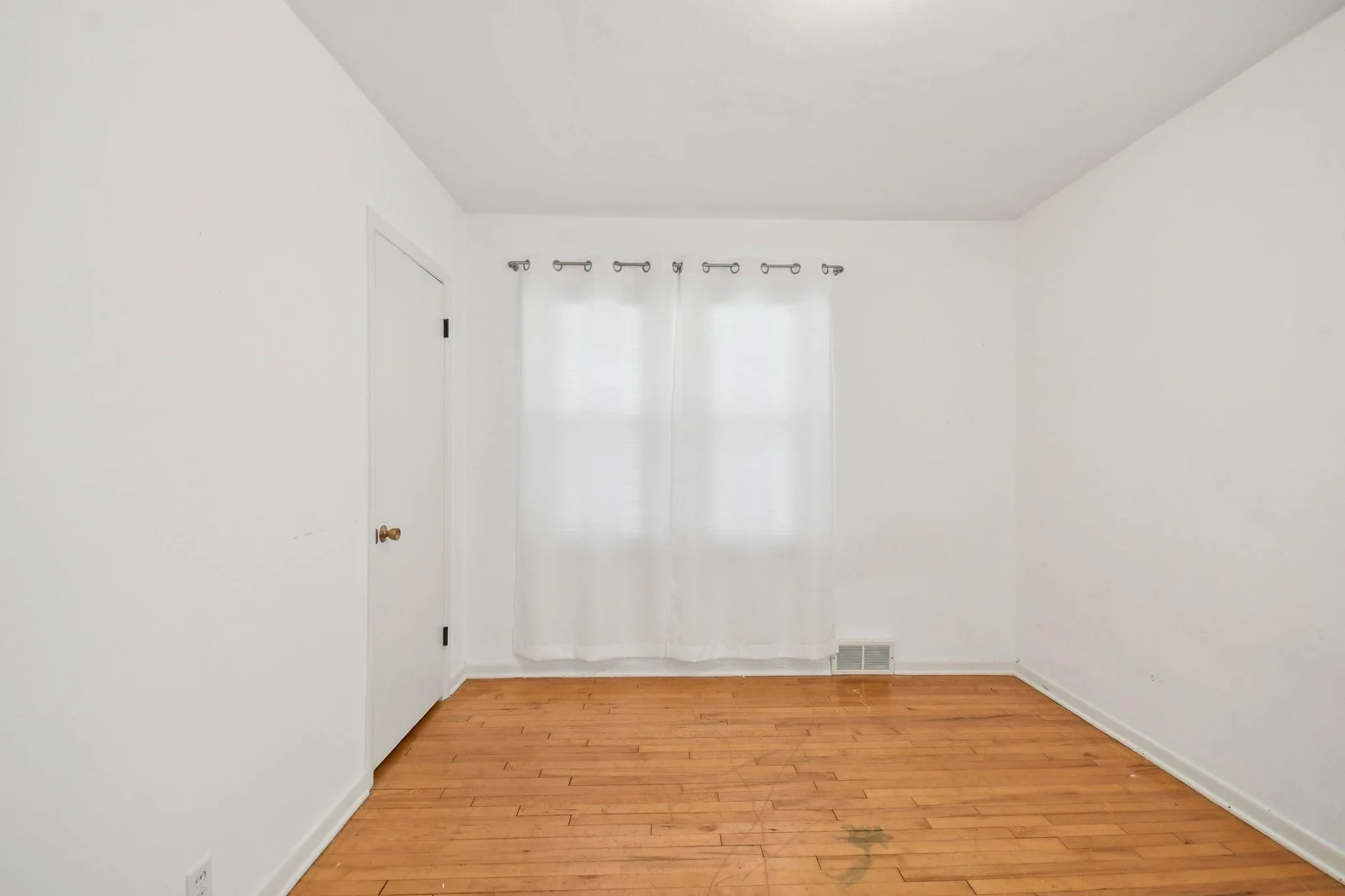 22-web-or-mls-Butler Ave-S1507-022.jpg