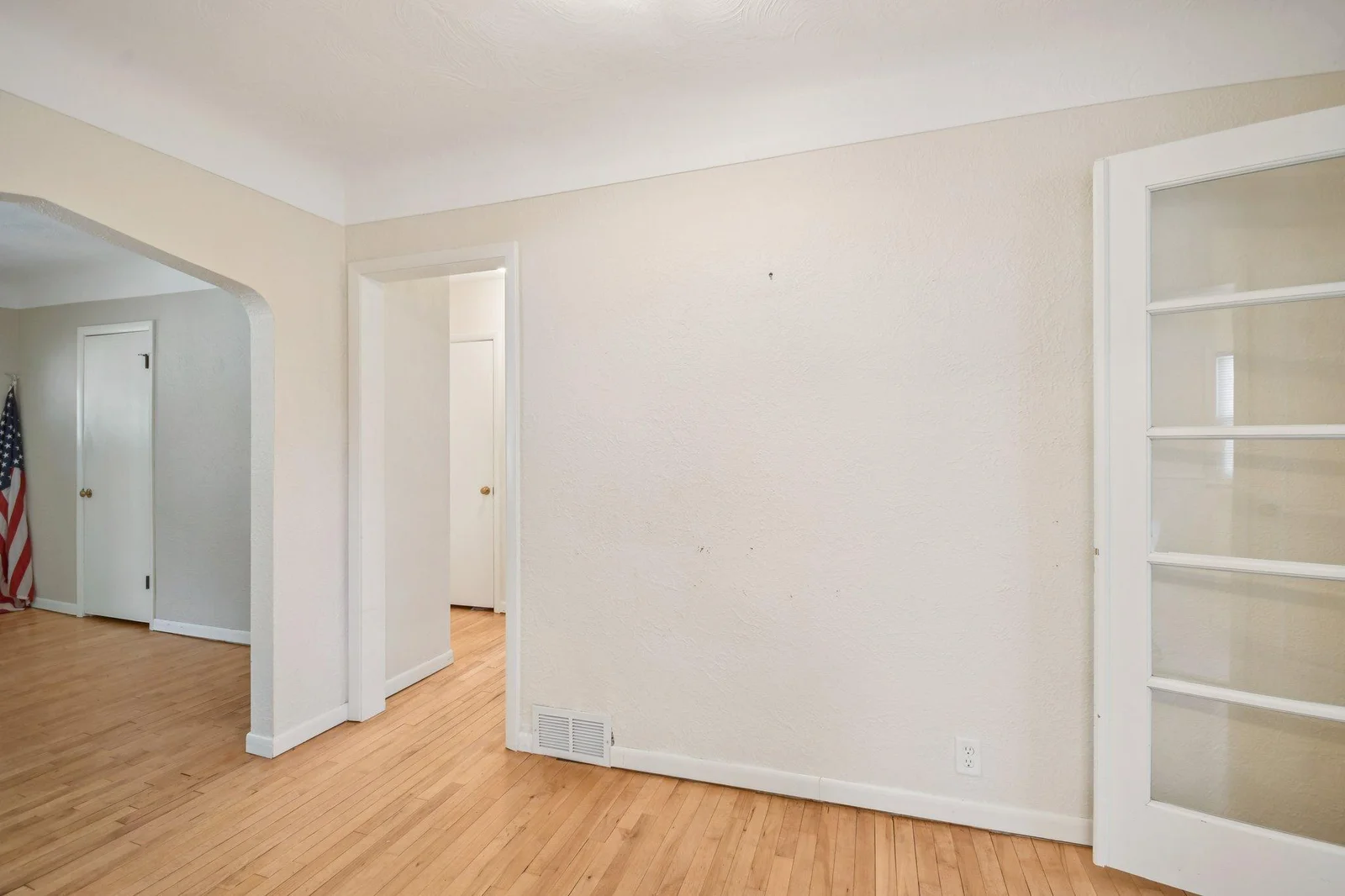 11-web-or-mls-Butler Ave-S1507-011.jpg