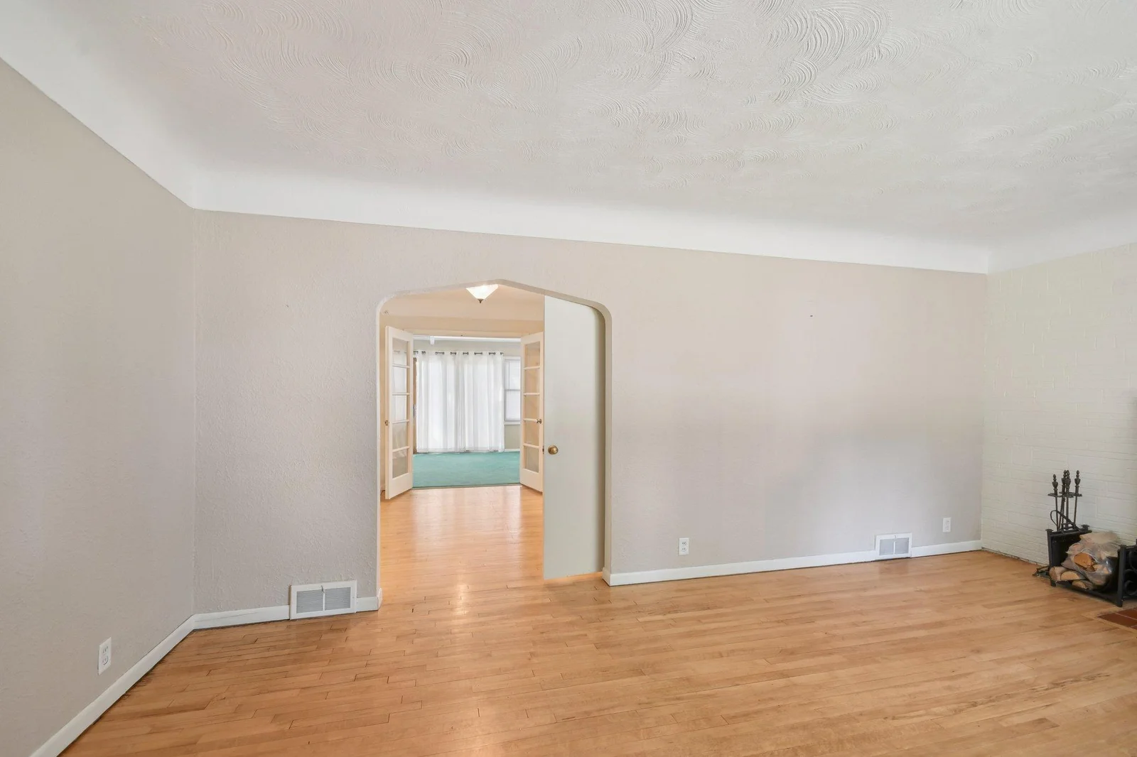 9-web-or-mls-Butler Ave-S1507-009.jpg