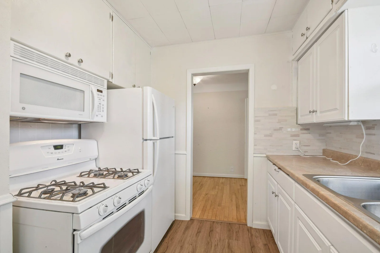 14-web-or-mls-Butler Ave-S1507-014.jpg