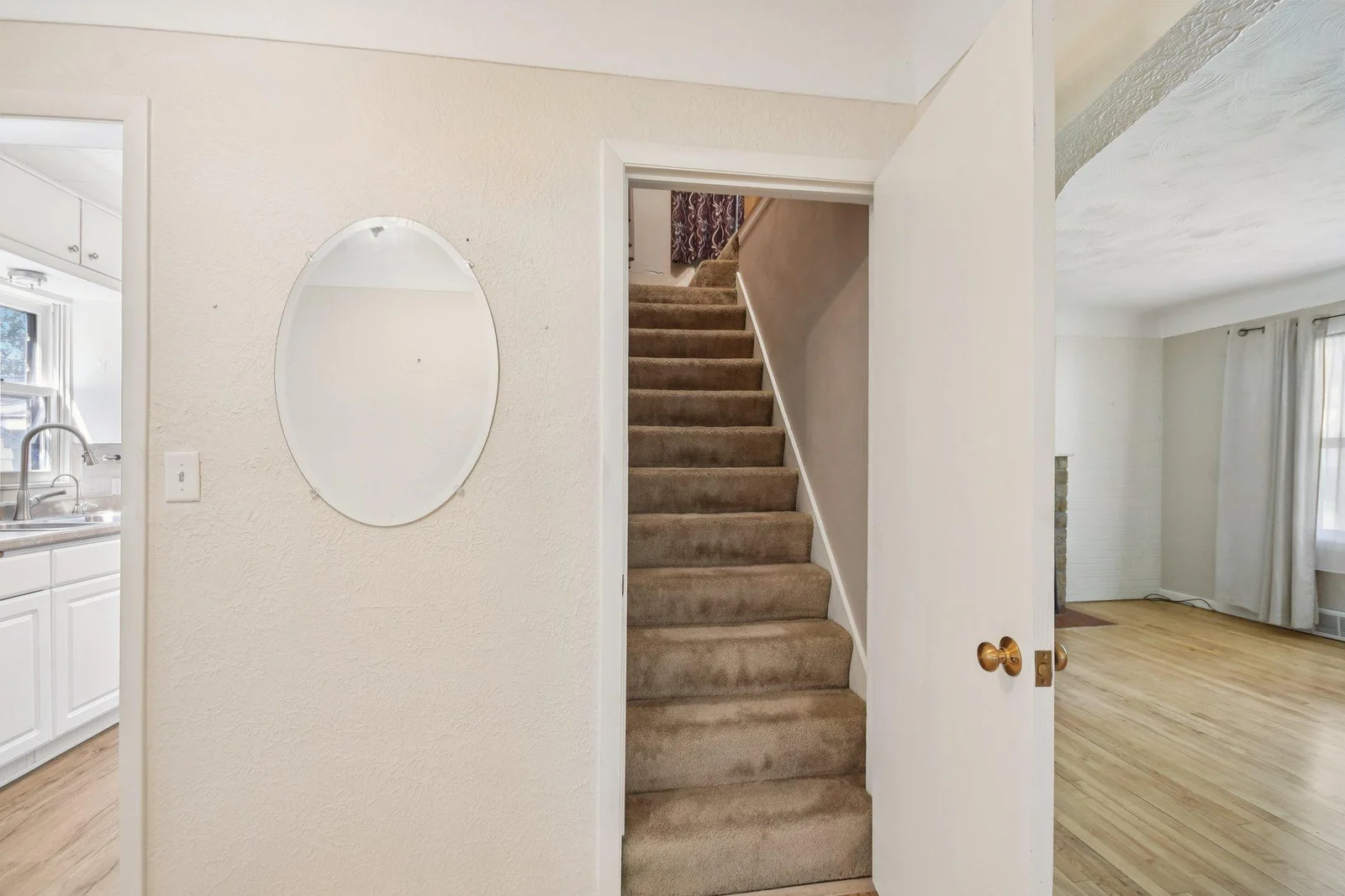 29-web-or-mls-Butler Ave-S1507-029.jpg