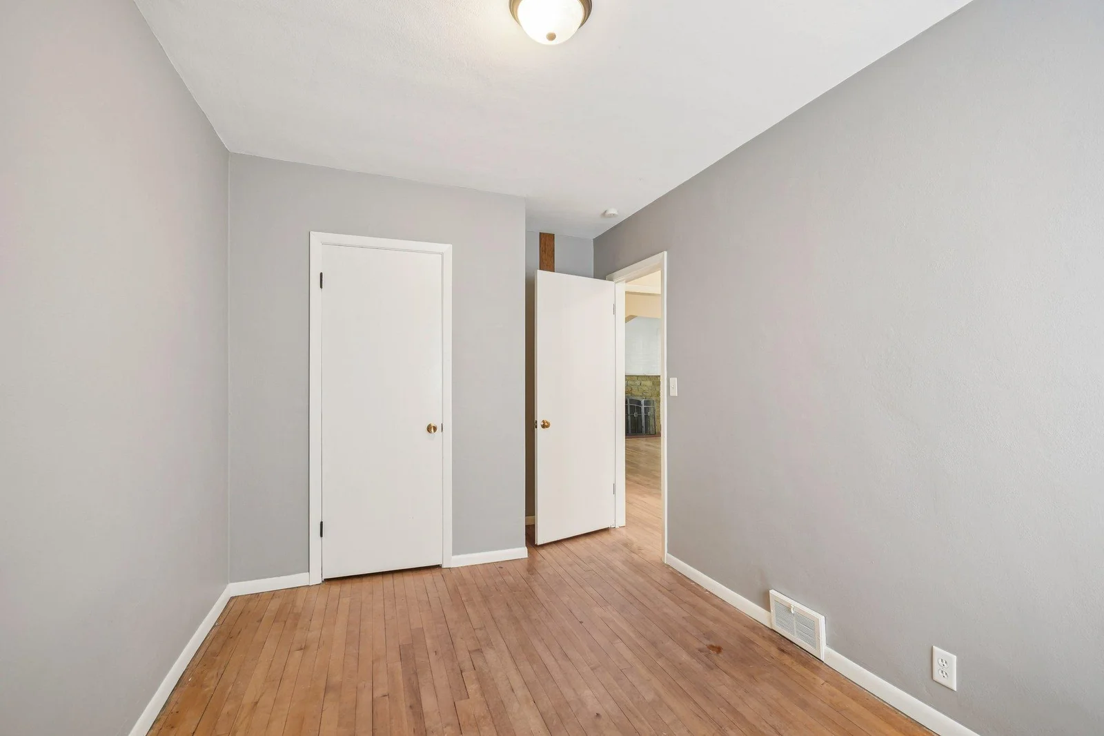 18-web-or-mls-Butler Ave-S1507-018.jpg