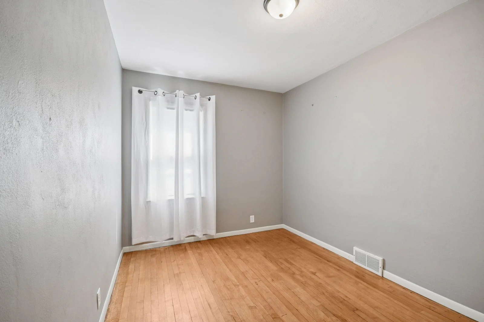 17-web-or-mls-Butler Ave-S1507-017.jpg