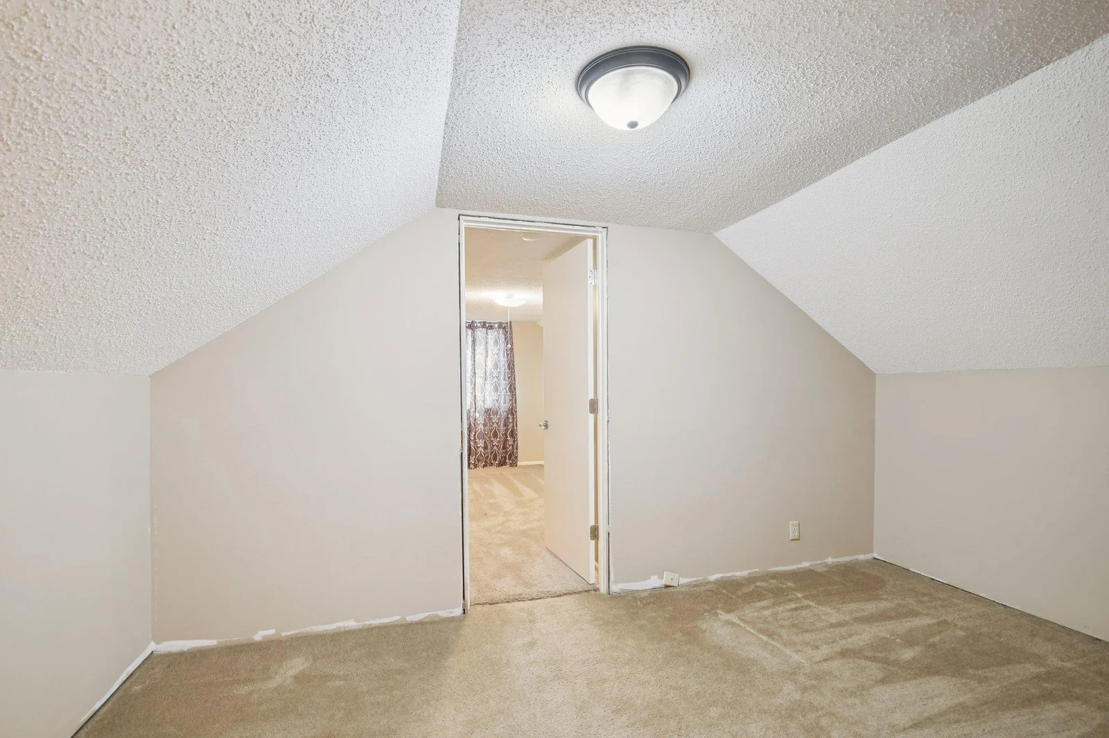 32-web-or-mls-Butler Ave-S1507-032.jpg