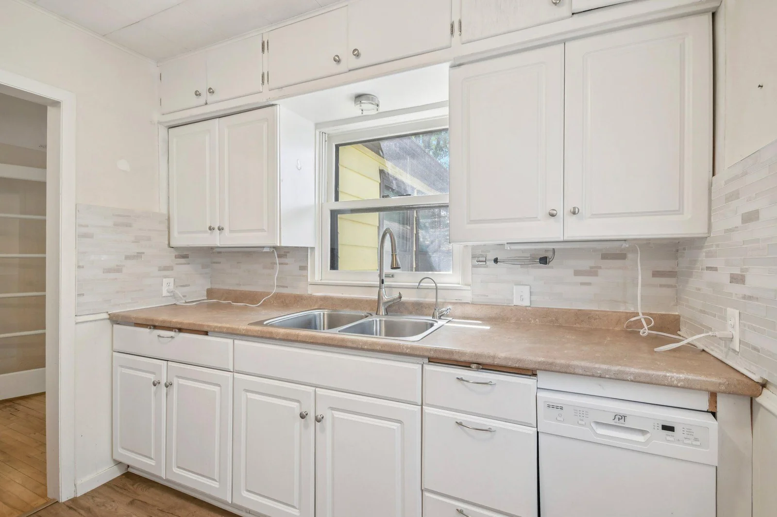 13-web-or-mls-Butler Ave-S1507-013.jpg