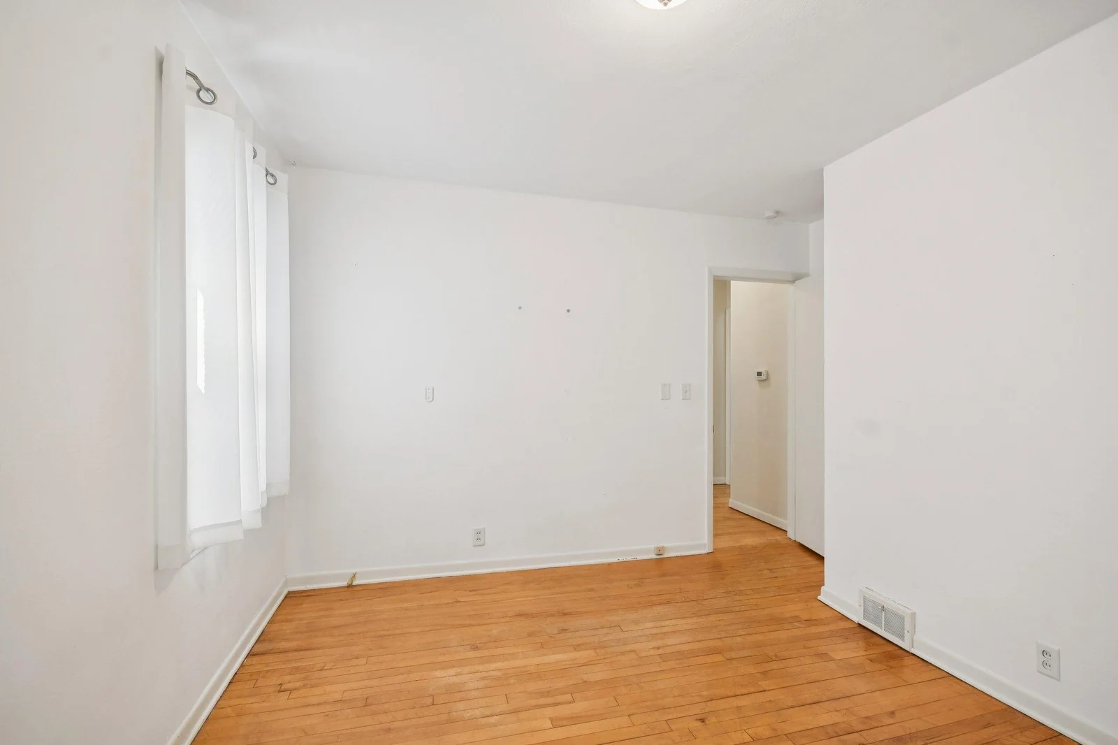 23-web-or-mls-Butler Ave-S1507-023.jpg
