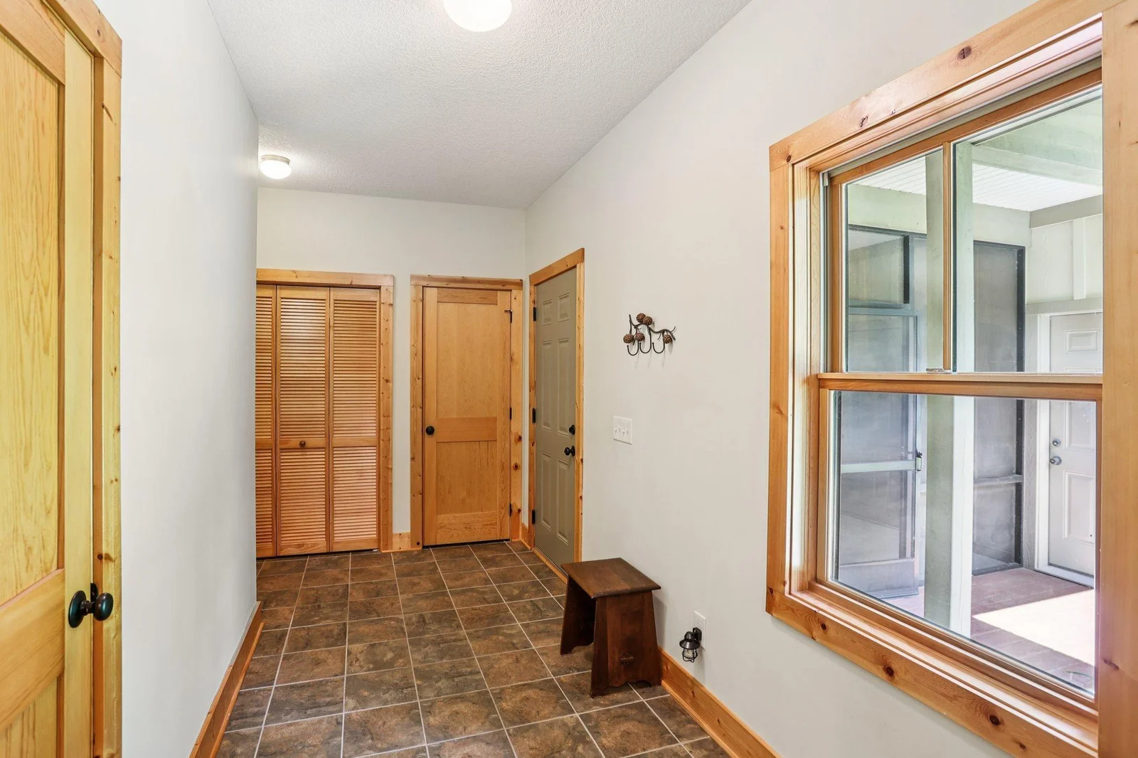 21-web-or-mls-Oasis Rd-S1007-021.jpg