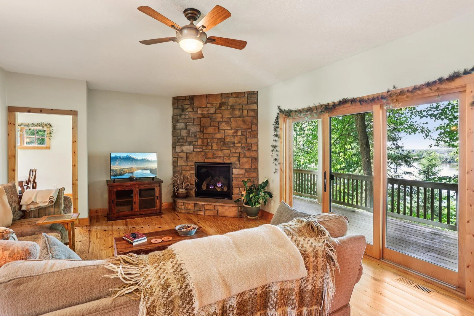 8-web-or-mls-Oasis Rd-S1007-008.jpg