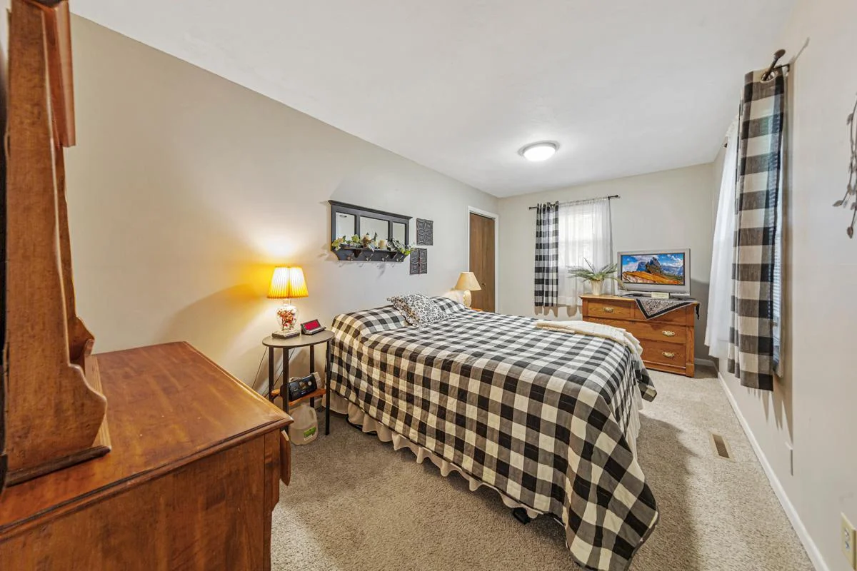 17 Main bedroom.jpg