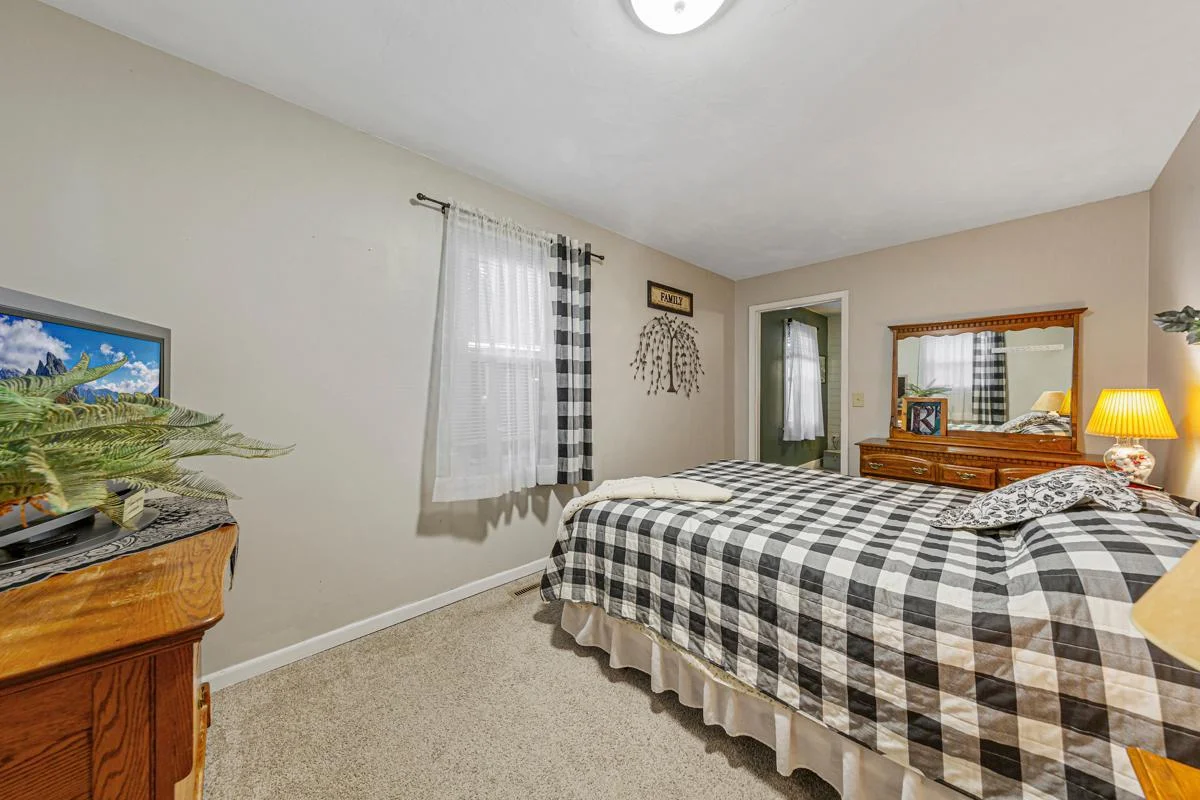 18 Main bedroom.jpg