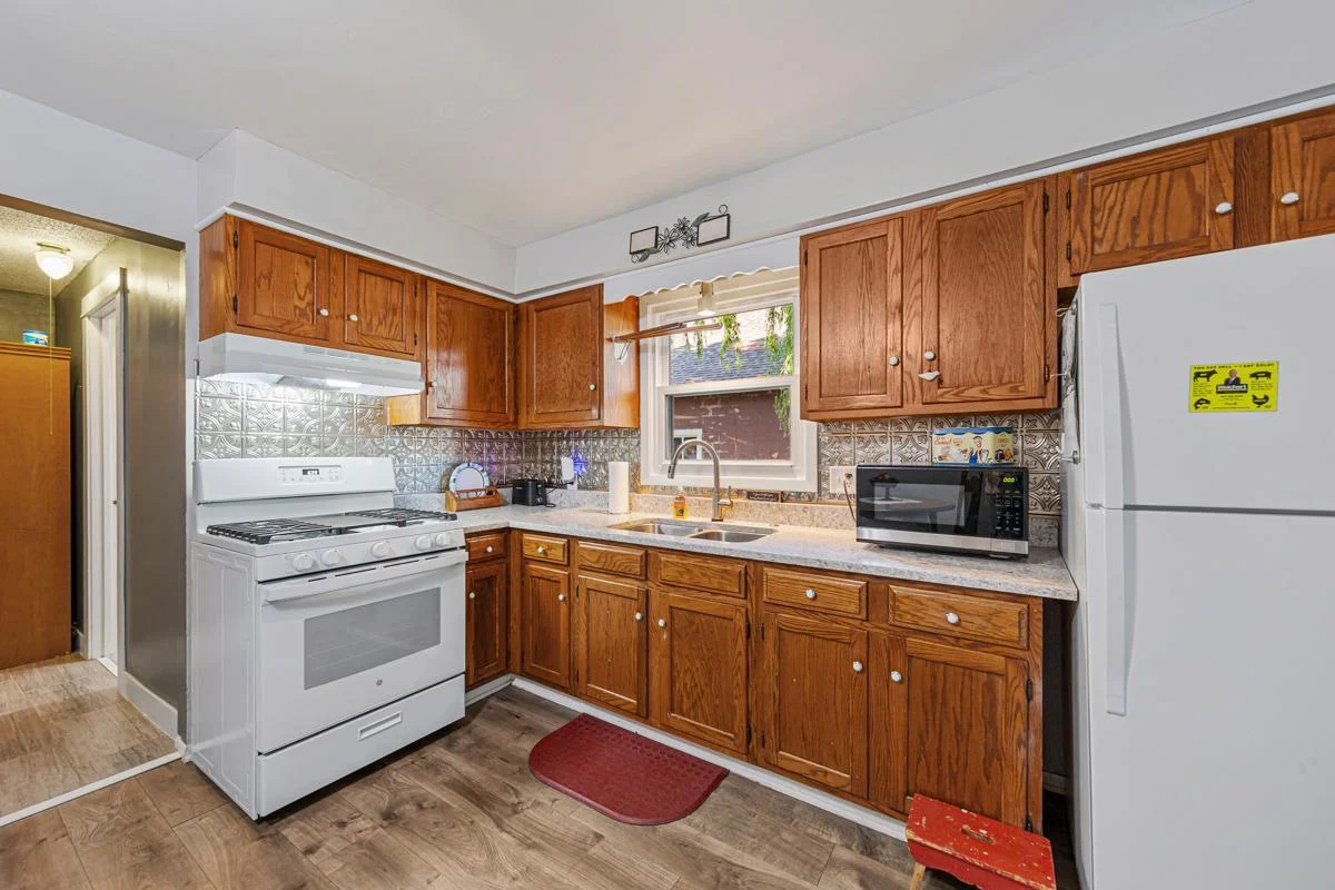 23 Kitchen.jpg